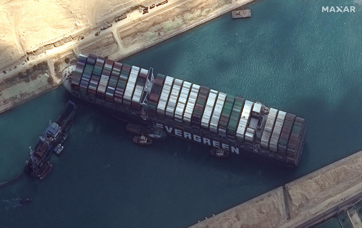 Course contre-la-montre pour libérer le canal de Suez du supertanker