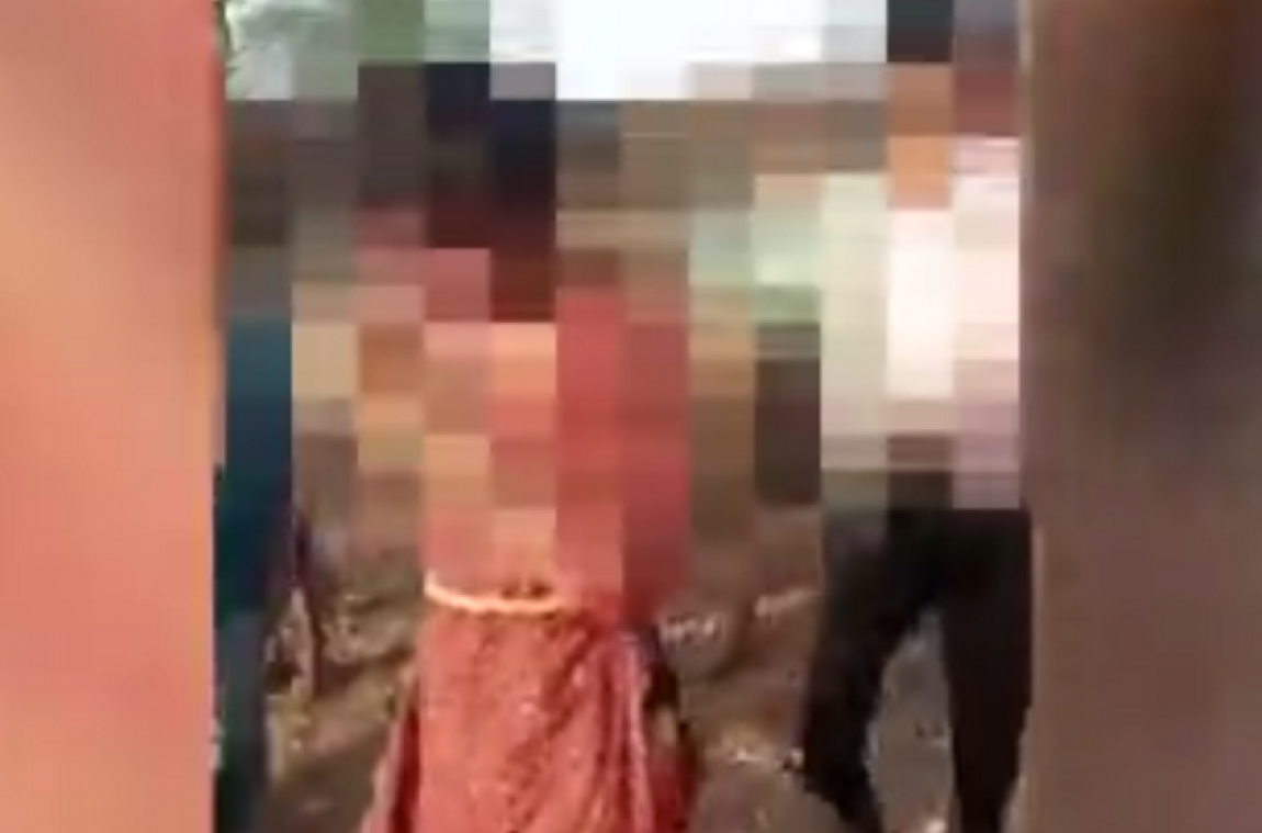 VIDEO. Attachée à son violeur, cette adolescente est humiliée devant son village