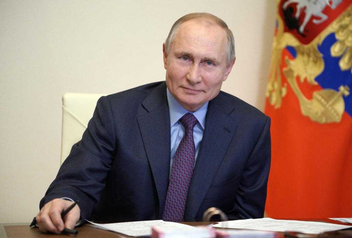 Poutine signe la loi l'autorisant à faire deux mandats de plus