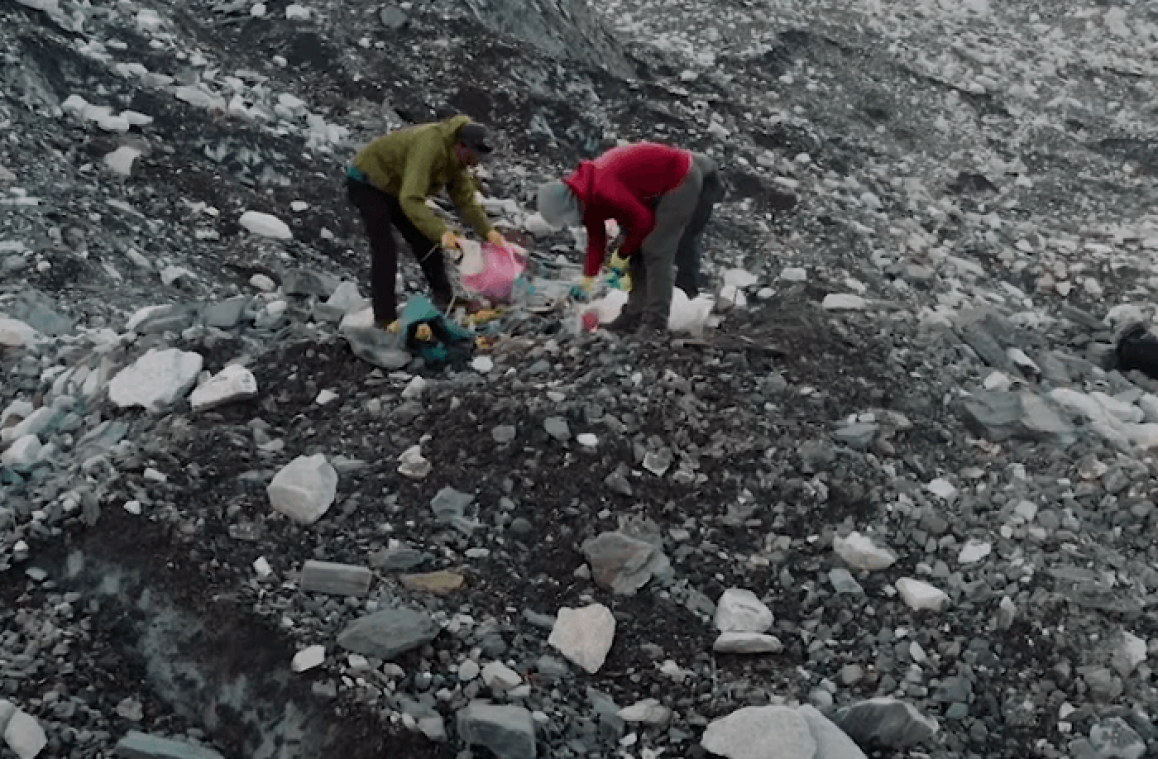 VIDEO. Les sherpas népalais profitent de l'absence des touristes pour nettoyer l'Everest