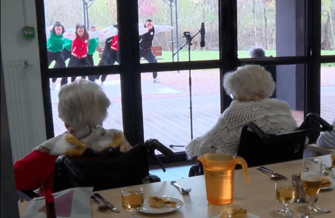 VIDEO. Ils dansent pour les résidents d'une maison de repos