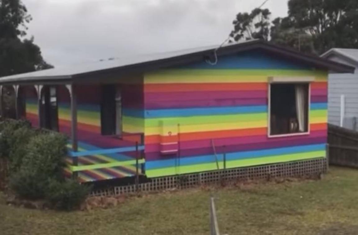 Des voisins l'aident à peindre sa maison aux couleurs de l'arc-en-ciel après des menaces de mort