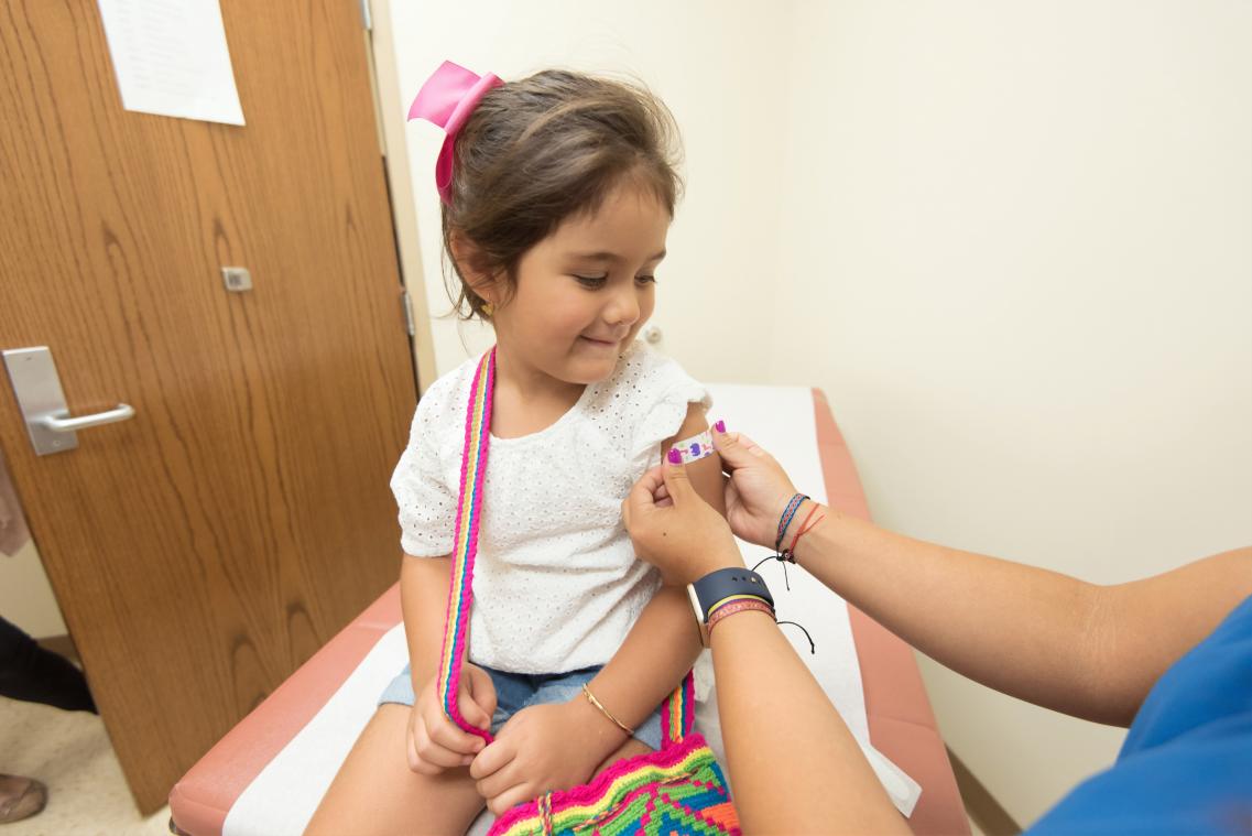 La vaccination des enfants "pourrait devenir indispensable pour atteindre l'immunité collective"