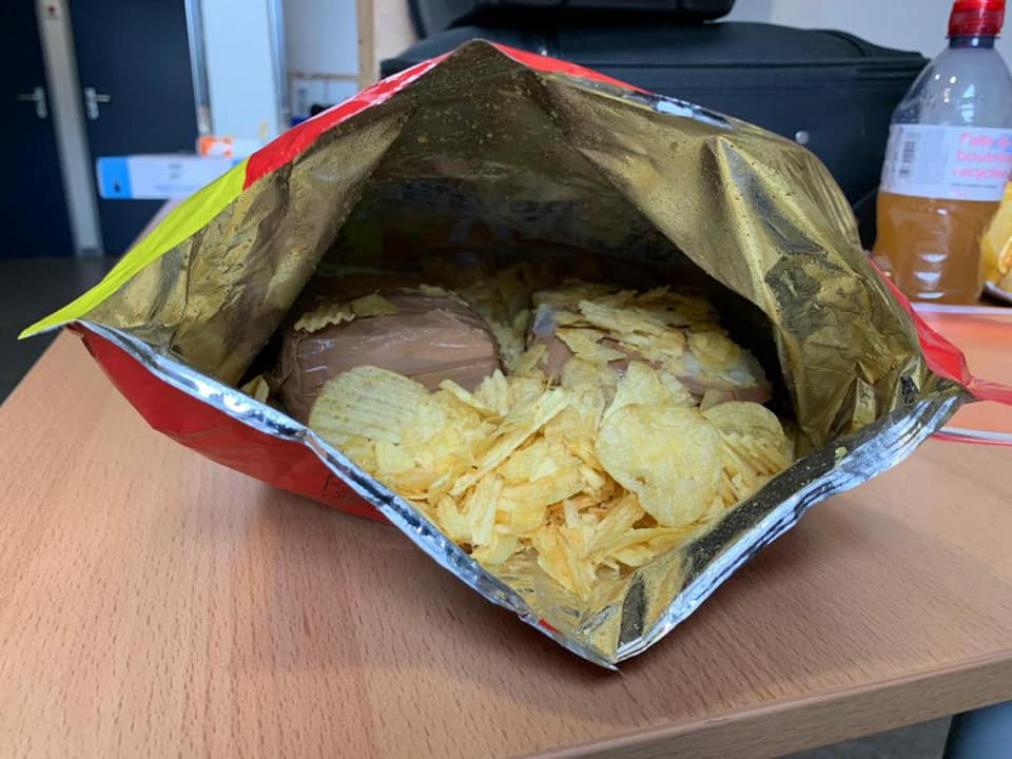 Des policiers découvrent 30.000 dans un paquet de chips dans un train