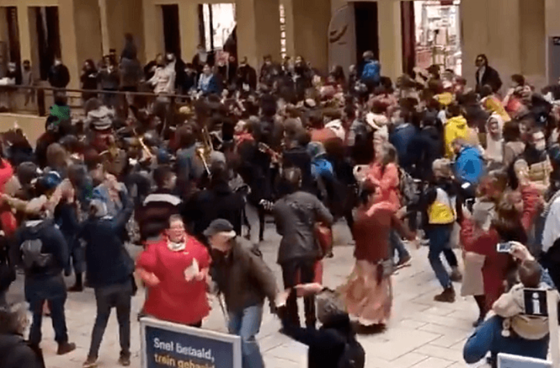 VIDEO. Une flashmob à Bruxelles-Central pour "La Boum 2"