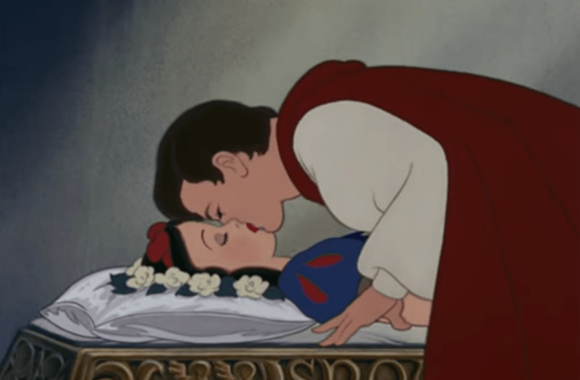 Le baiser non consenti du prince charmant à Blanche-Neige fait polémique
