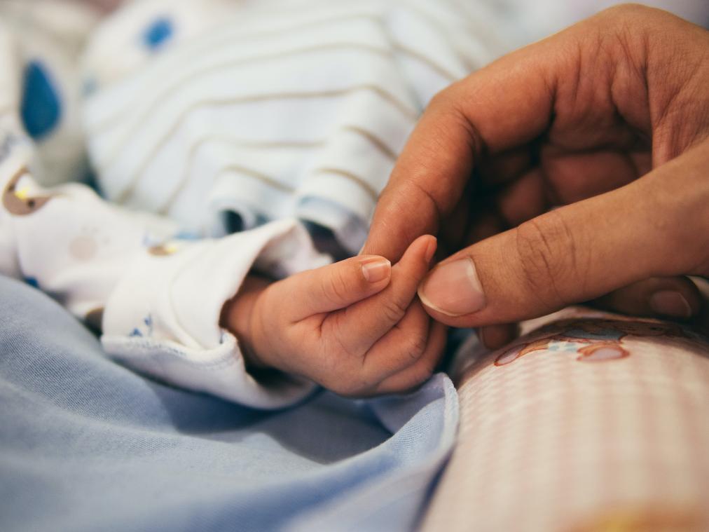 Partie pour avorter, son bébé atteint d'une maladie rare naît miraculeusement vivant