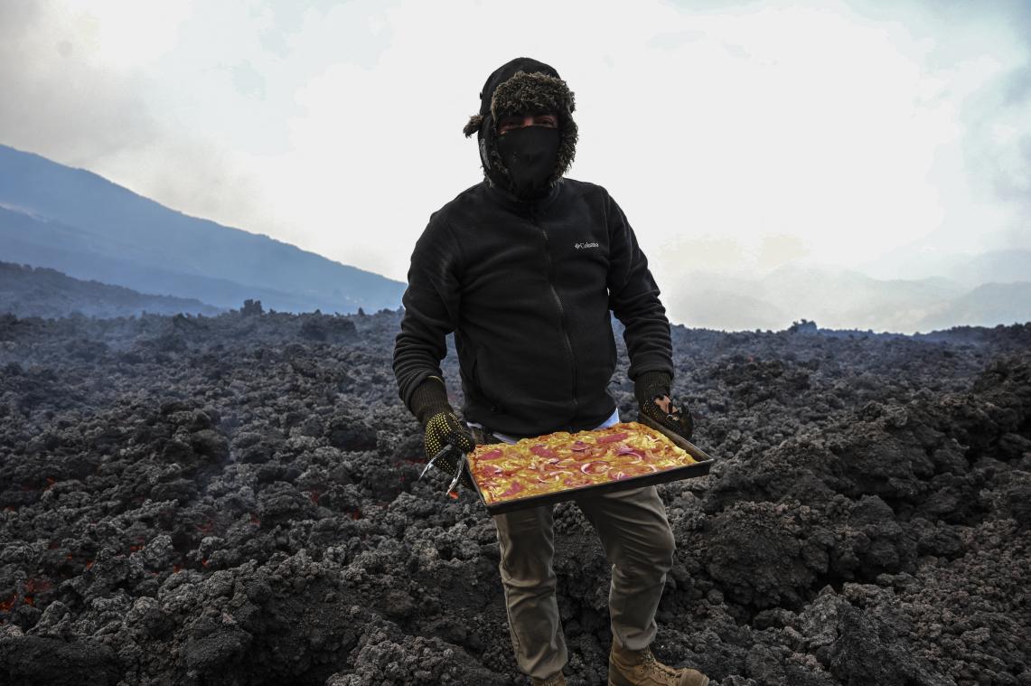 Ce pizzaïolo cuit ses pizzas sur les braises d'un volcan