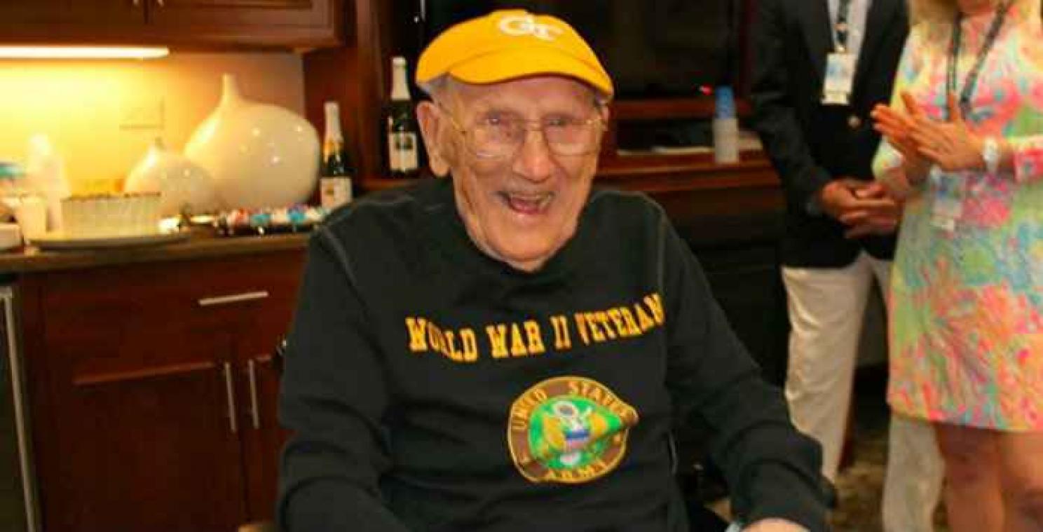 A 104 ans, ce vétéran de la Seconde guerre mondiale a été fait étudiant d'honneur d'une université