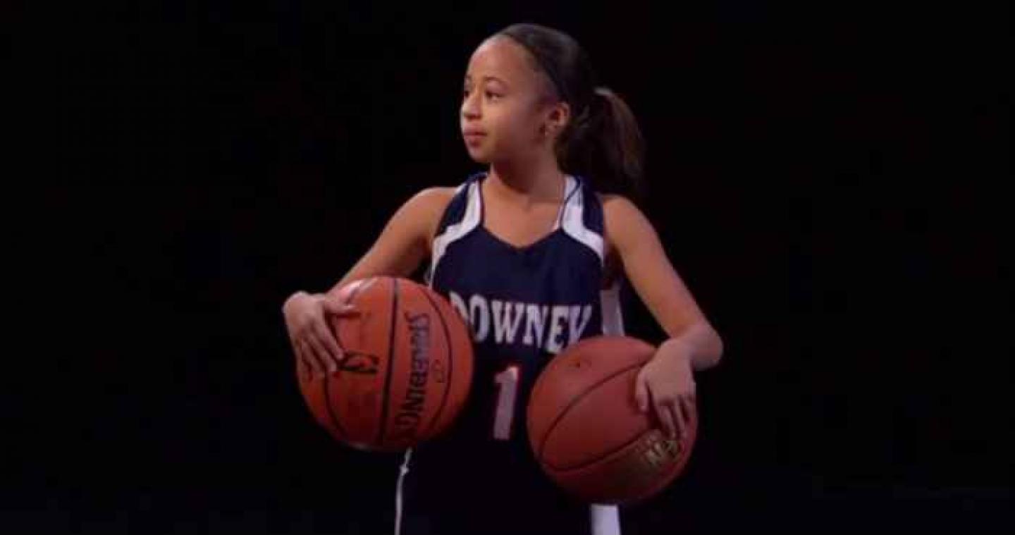 Une petite fille de 9 ans est recrutée par une équipe de basket universitaire