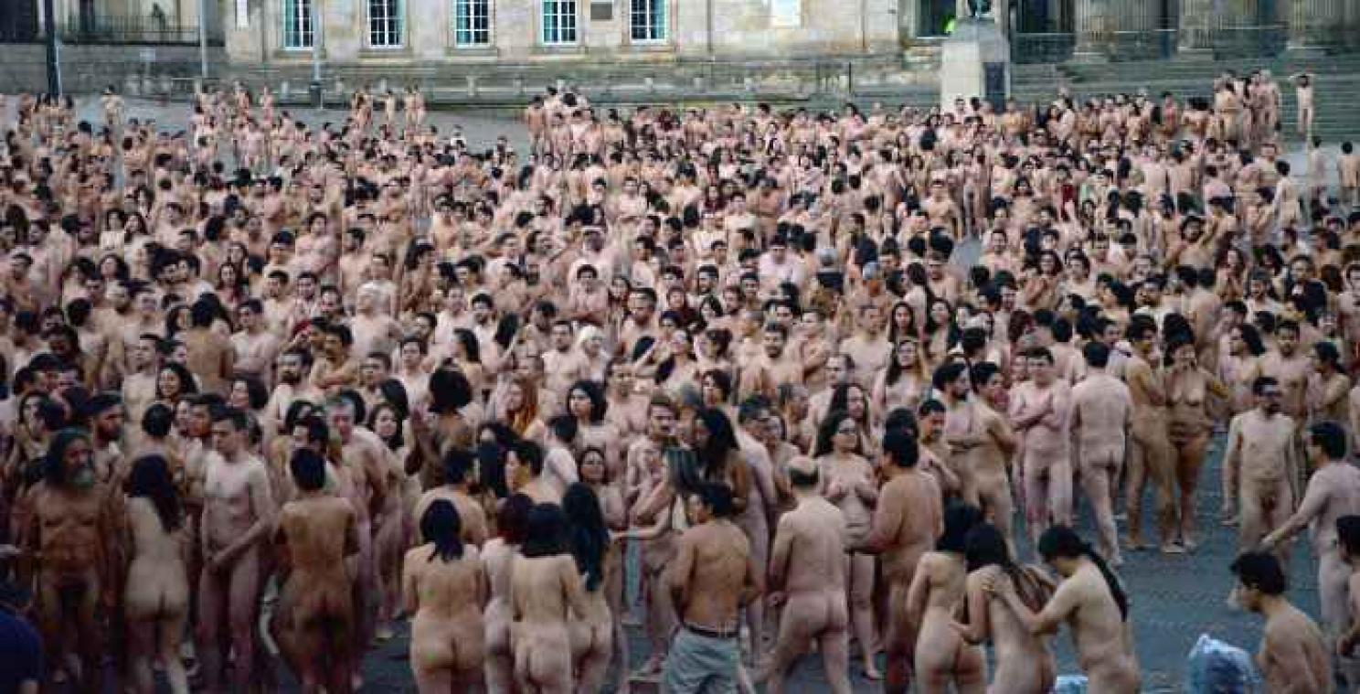 En signe de paix, plus de 6.000 Colombiens posent complètement... nus
