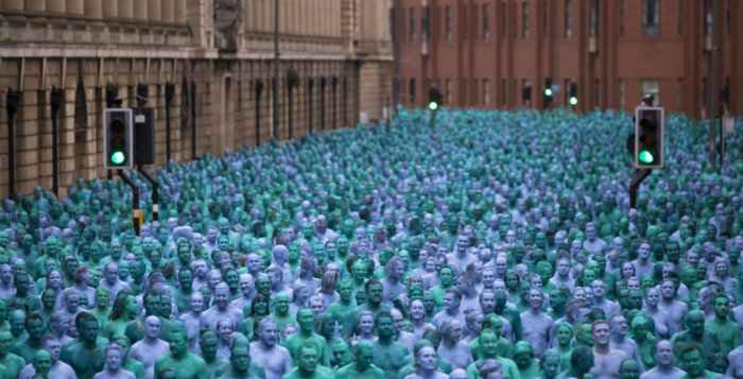 Des milliers de personnes posent nues et peintes en bleu en Angleterre