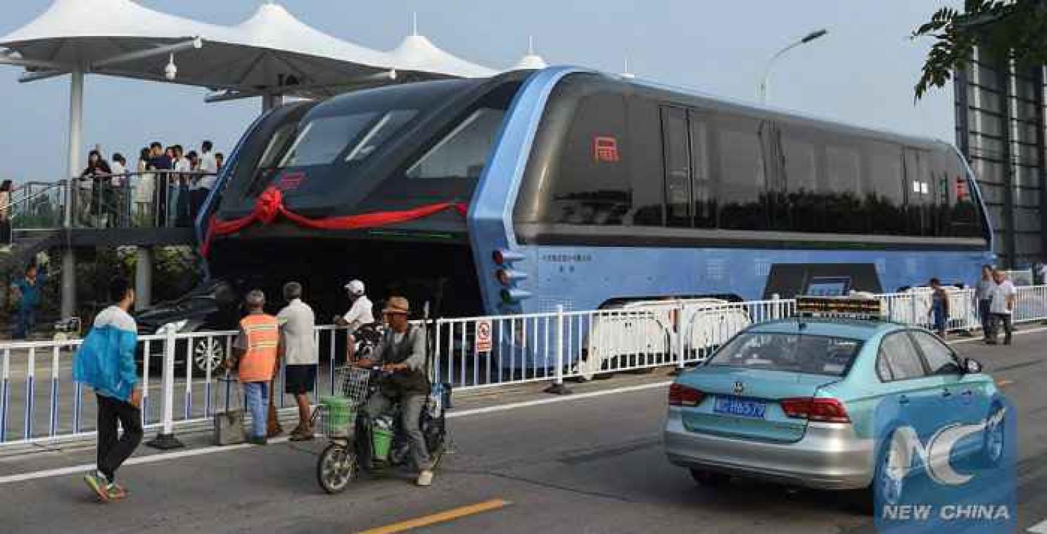 VIDEO. Le bus anti-embouteillage, enjambeur de voitures, a été testé en Chine