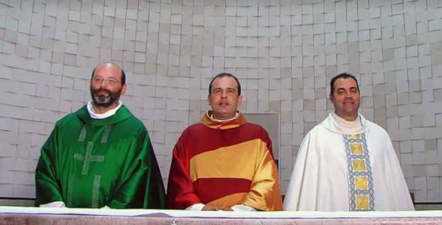 Au Portugal, une chaîne sportive a engagé trois prêtres pour commenter le foot