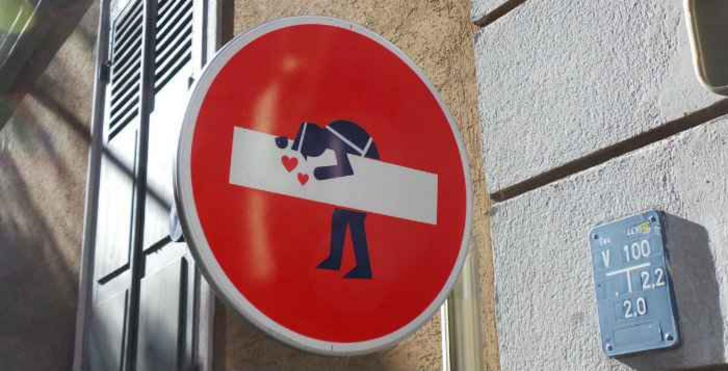 Depuis six ans, l'artiste français Clet détourne les panneaux de signalisation