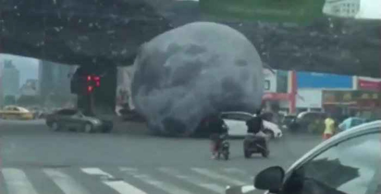 VIDEO. Une Lune géante sème la panique sur les routes chinoises