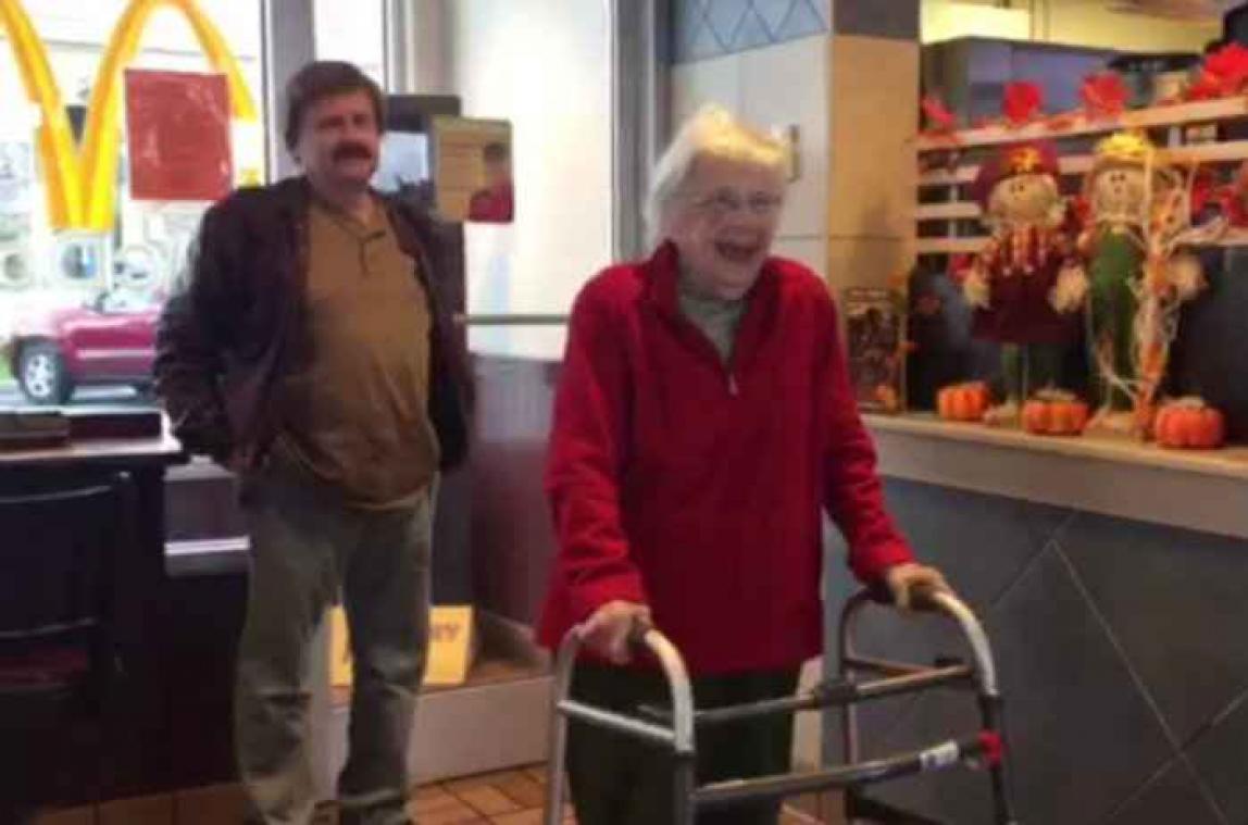 Une mamie fête ses 100 ans au McDo et reçoit des menus gratuits à vie