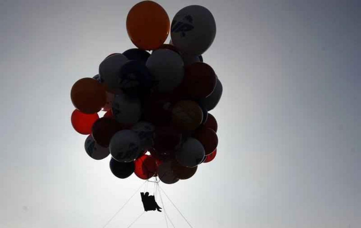 Un Canadien condamné pour avoir volé suspendu à 110 ballons d'hélium comme dans le film "Là-Haut"