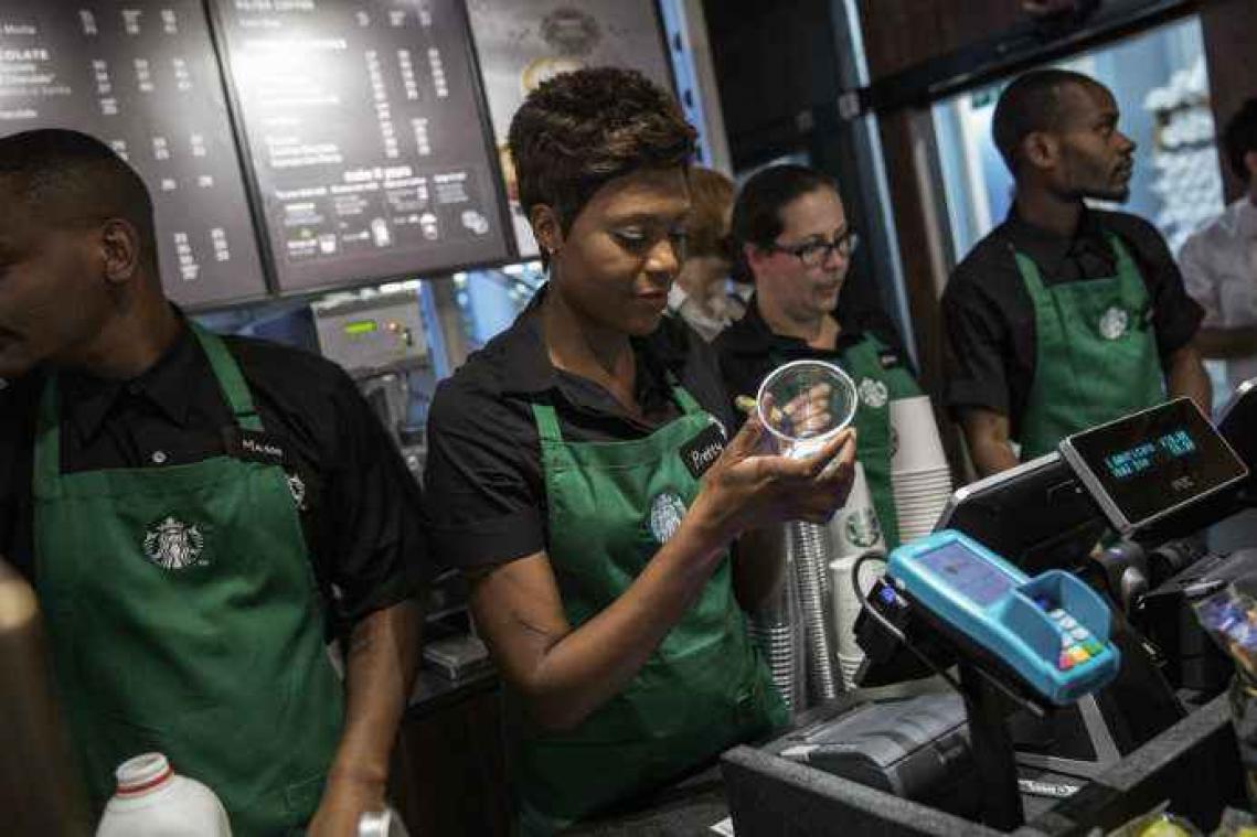 Starbucks va embaucher 10.000 réfugiés à travers le monde