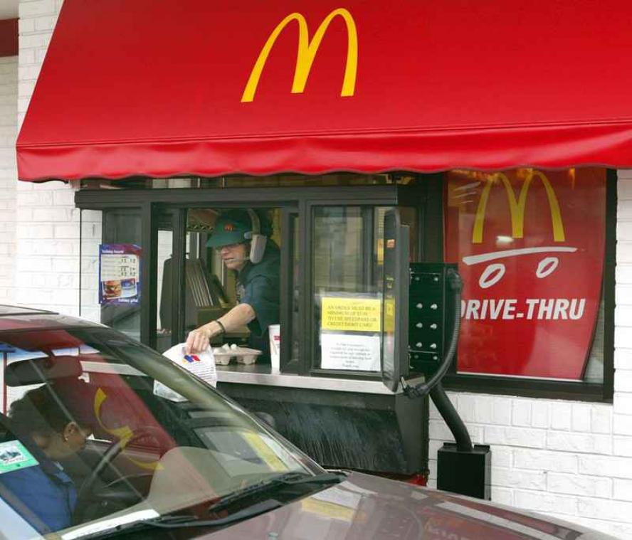 McDonald's se lance dans la livraison à domicile, la commande en ligne et le service à table