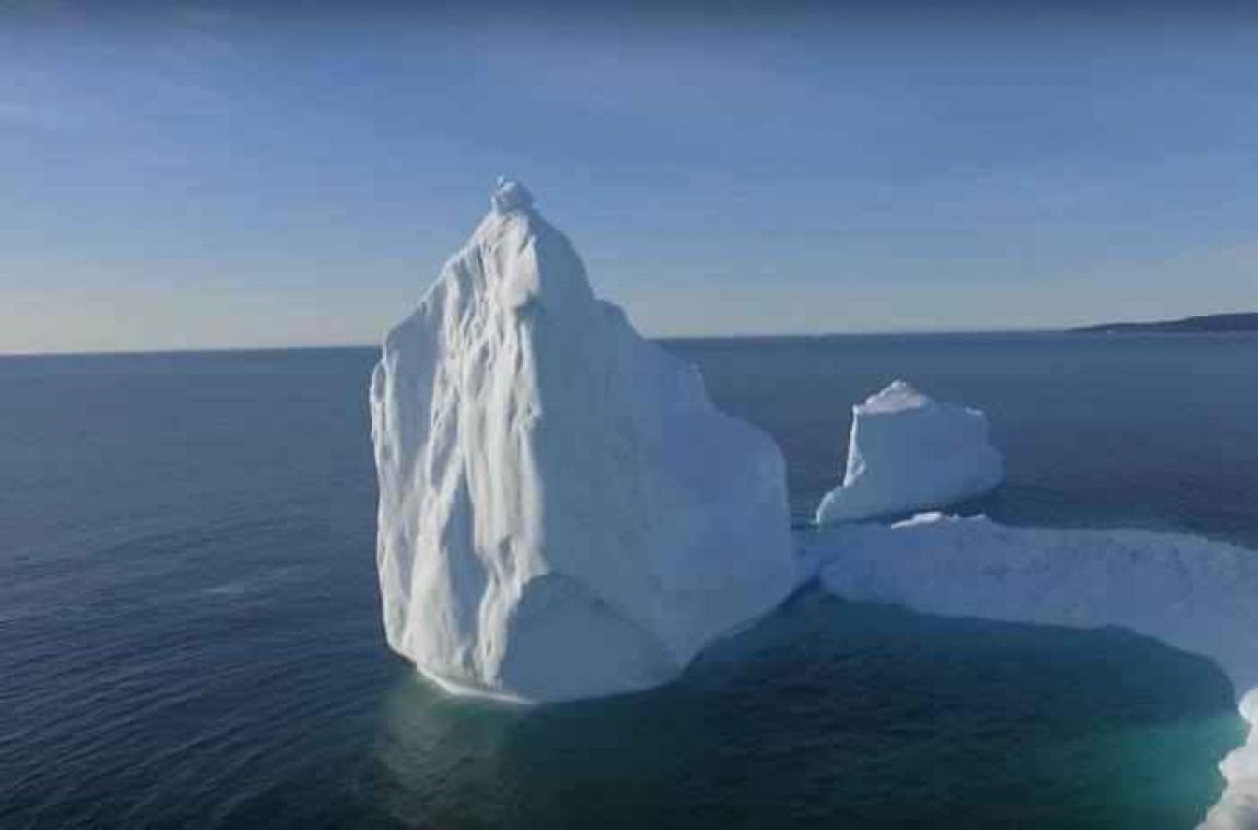 PHOTOS. Un iceberg géant de près de 50 m de haut coincé au large du Canada