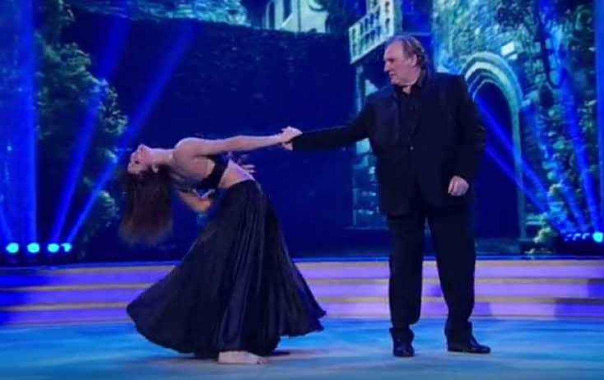 Gérard Depardieu esquisse un pas de danse à la télévision italienne