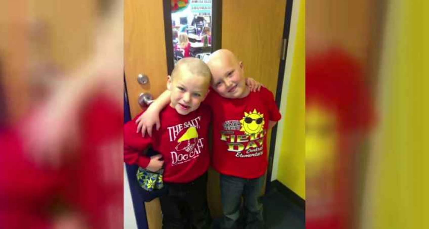 À six ans, un petit garçon se rase les cheveux pour son meilleur ami atteint du cancer
