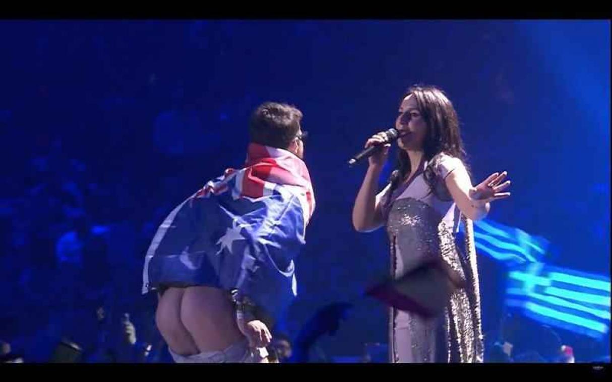 VIDEO. Un inconnu montre ses fesses pendant une prestation à l'Eurovision