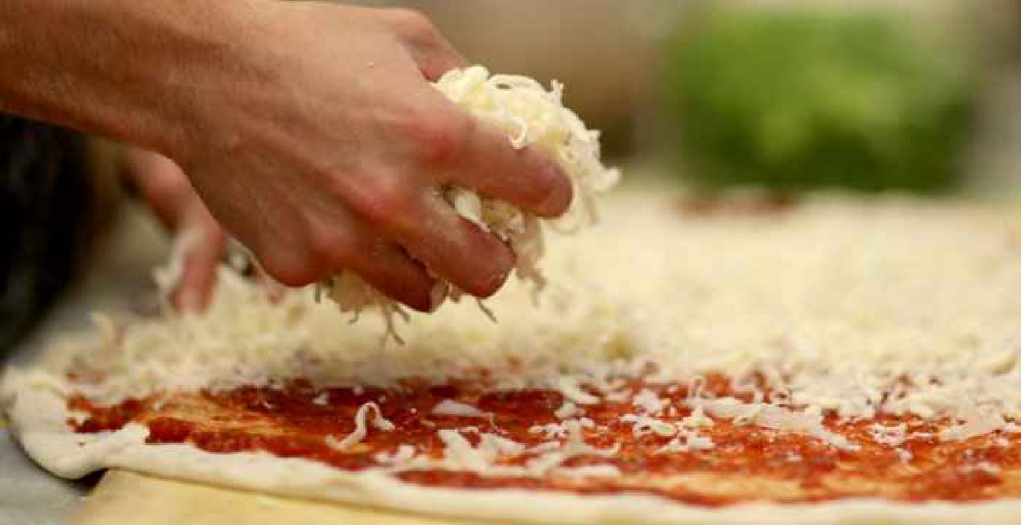 Un couple se fait livrer une pizza de rêve à 100 euros pour le Superbowl