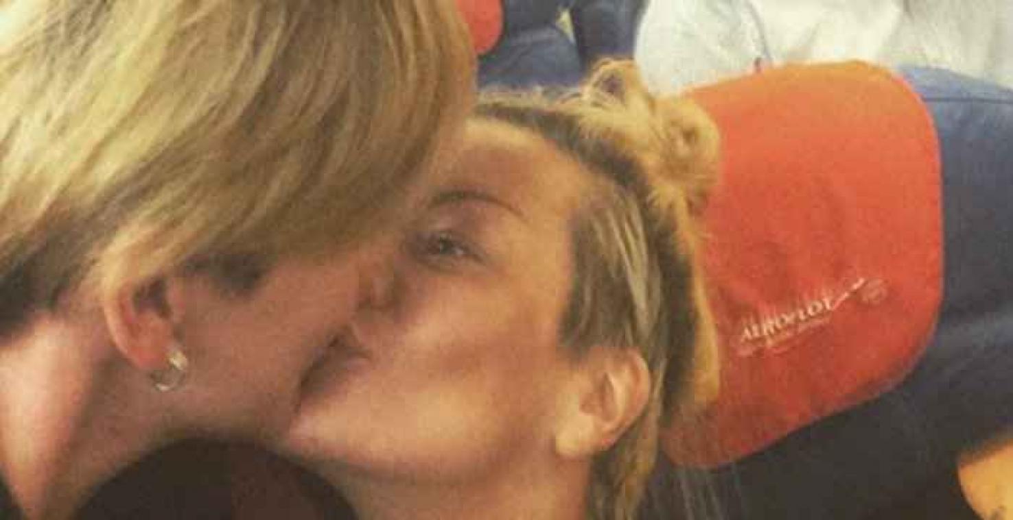 Deux femmes s'embrassent devant un député russe homophobe et font le buzz