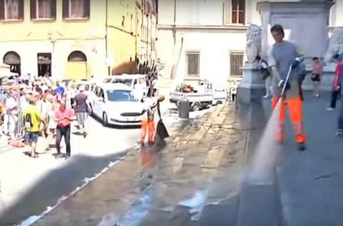 La ville de Florence déloge les touristes avec des Kärcher