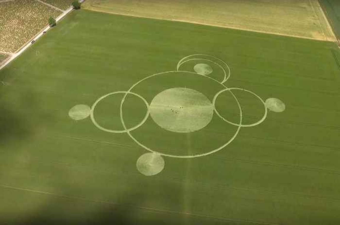 Un mystérieux crop circle est apparu dans un champ en France