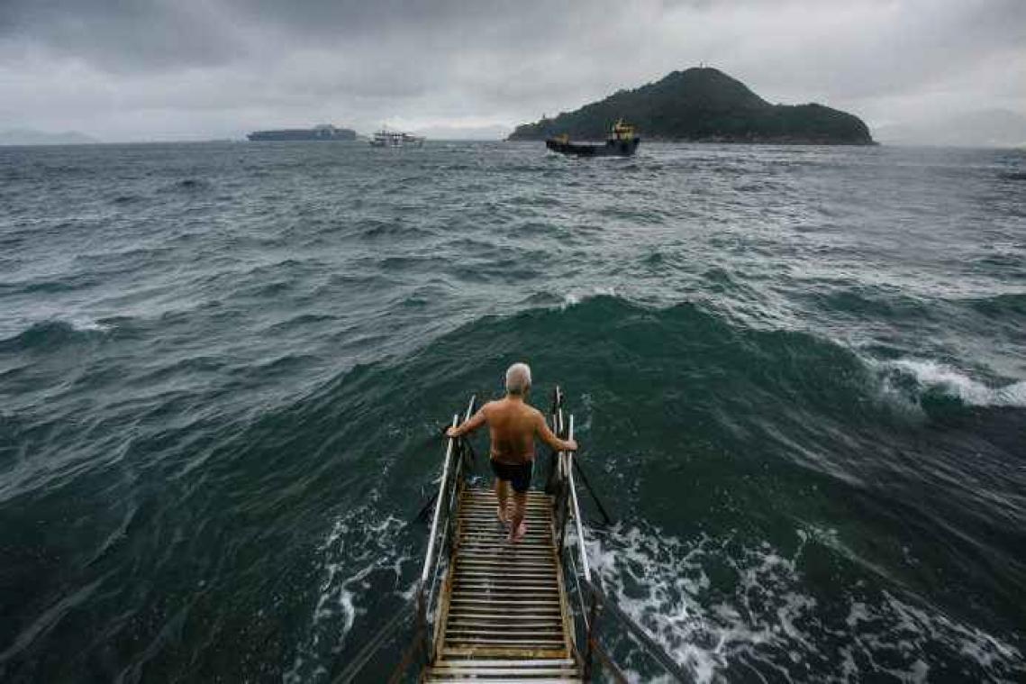 PHOTOS. A Hong Kong, des papys nagent au milieu des ferries