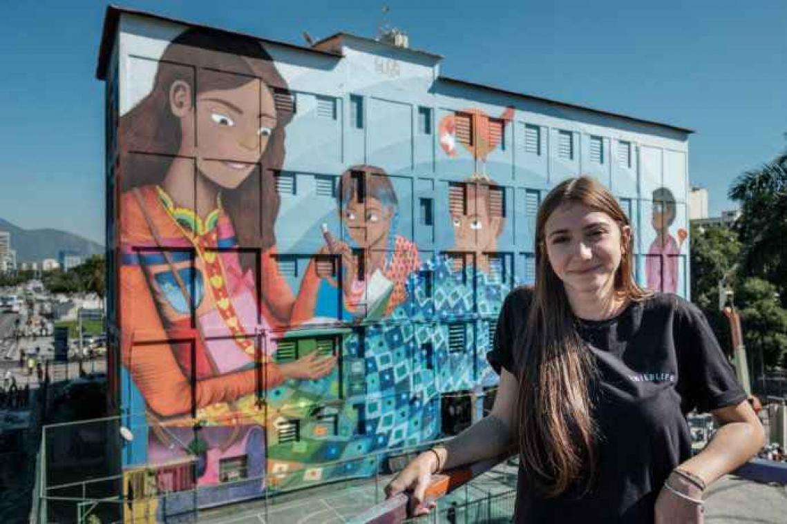 VIDEO. A 19 ans, elle réalise la plus grande fresque du monde peinte par une femme