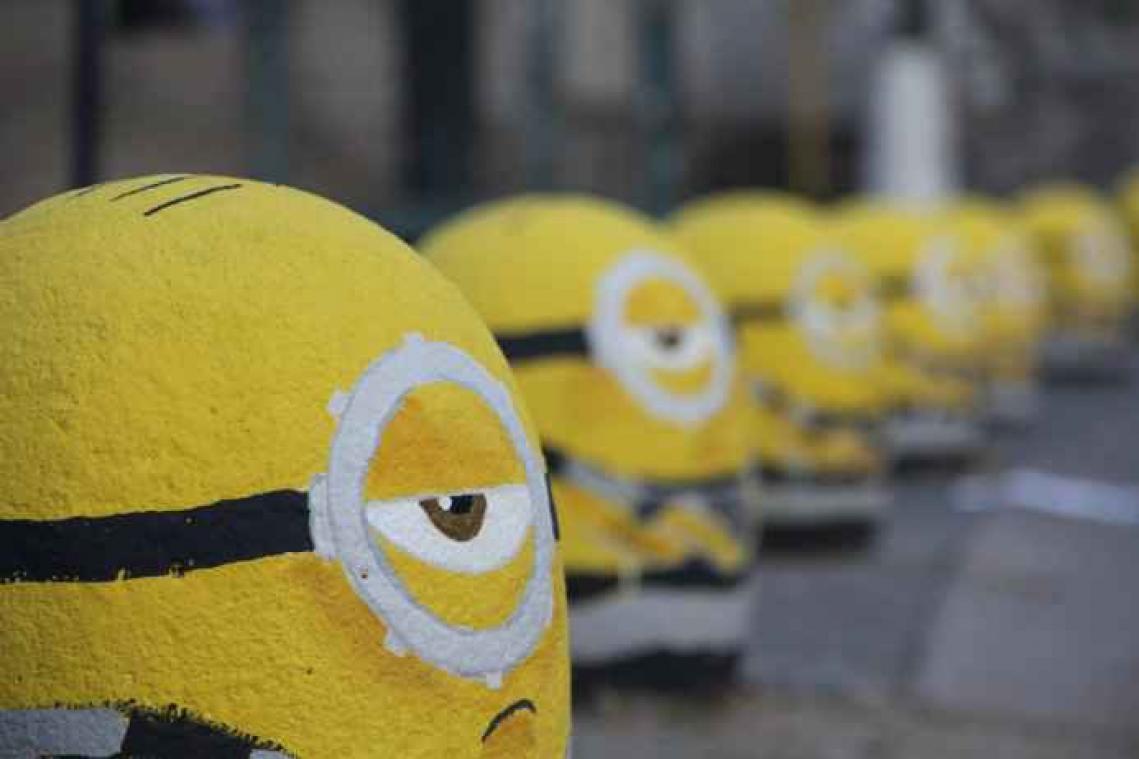 Une artiste transforme les bornes anti-stationnement en Minions