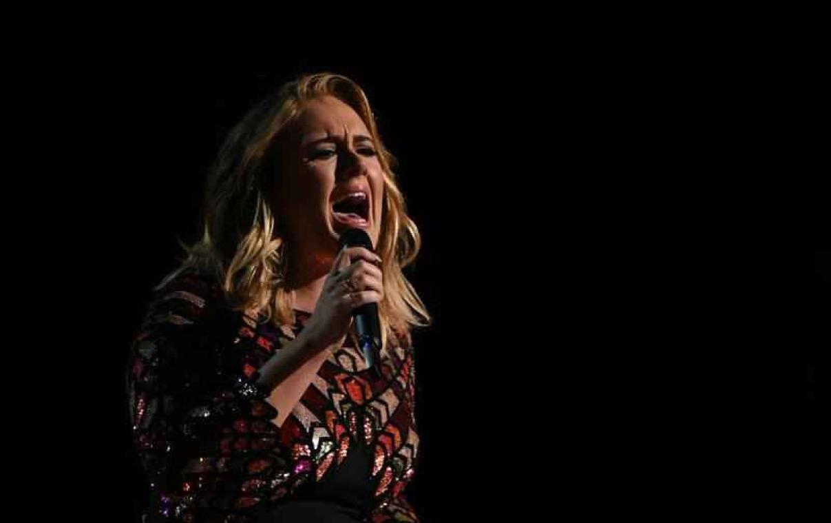 Pour préserver sa voix qui lui fait défaut, Adele ne communique plus qu'en language des signes