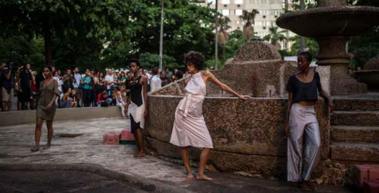 Un défilé de mode dans la rue pour protester contre l'annulation du Fashion Rio