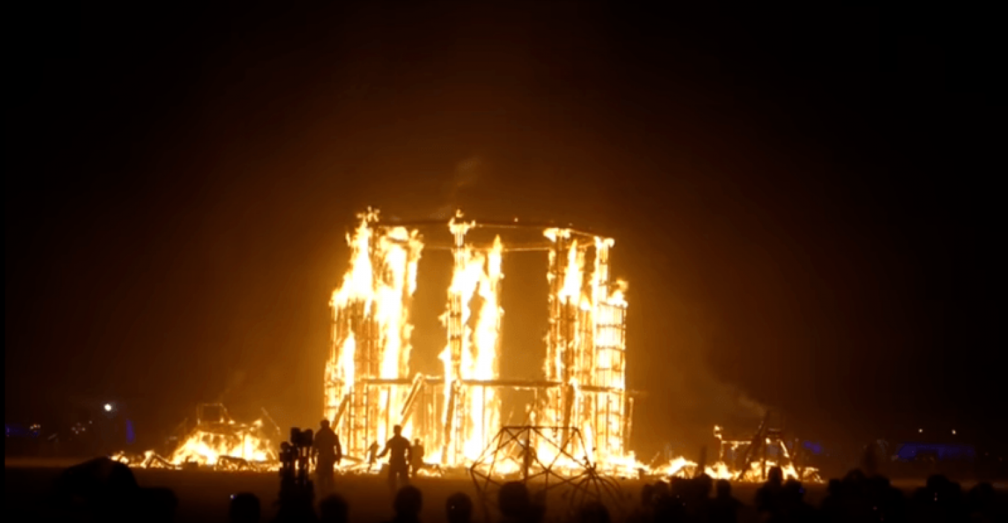 Burning Man: un festivalier mort au milieu des flammes