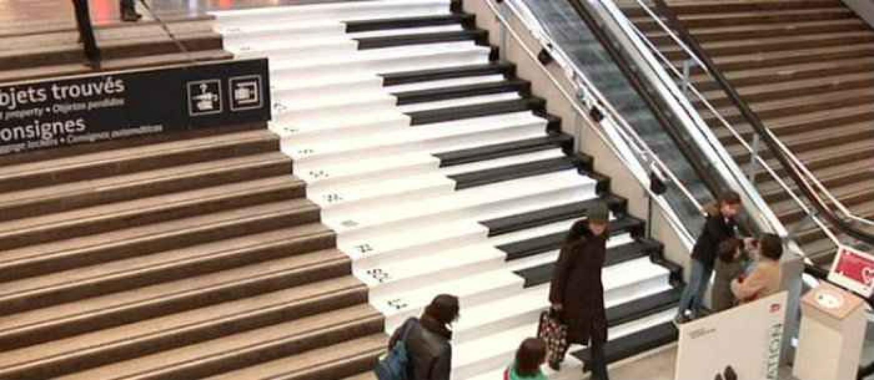 Un piano géant remplace les escaliers d'une gare de Paris