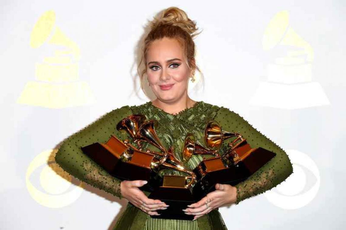 En avion, la chanteuse Adele serait la voisine préférée des Anglais, loin devant Trump et Bieber