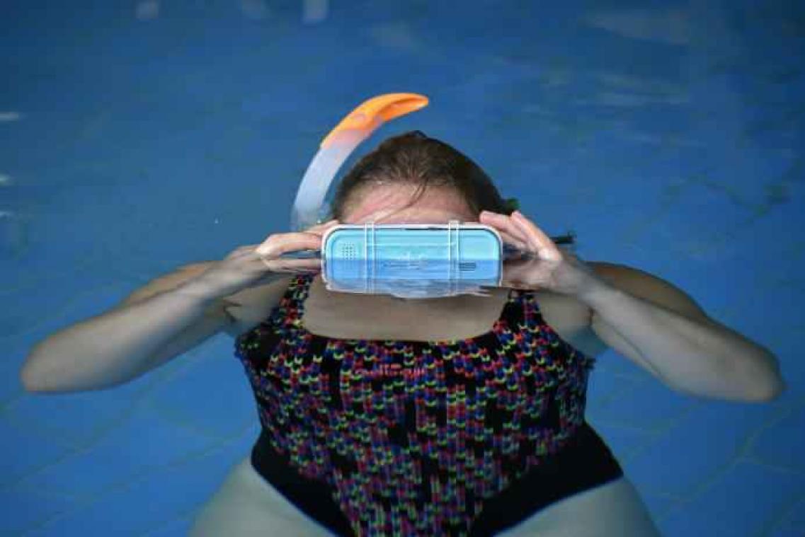 PHOTOS. Se soigner en nageant avec des dauphins... virtuels