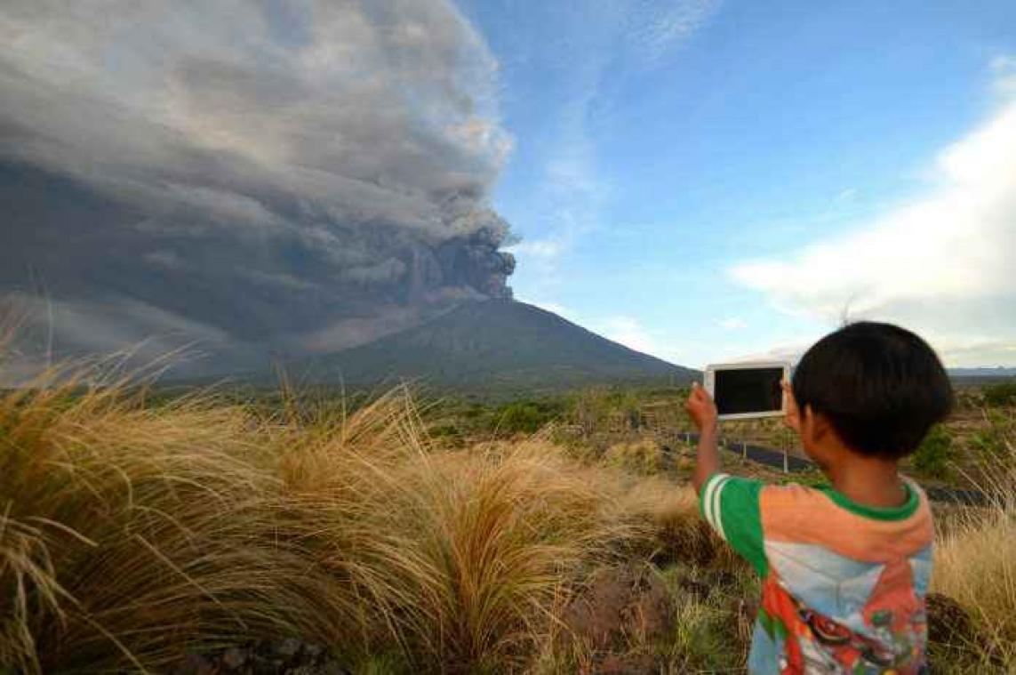 PHOTOS. Le volcan du Mont Agung crache ses cendres sur Bali