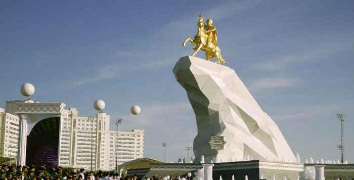 Au Turkménistan, le président se fait construire une statue de 21 mètres... en or