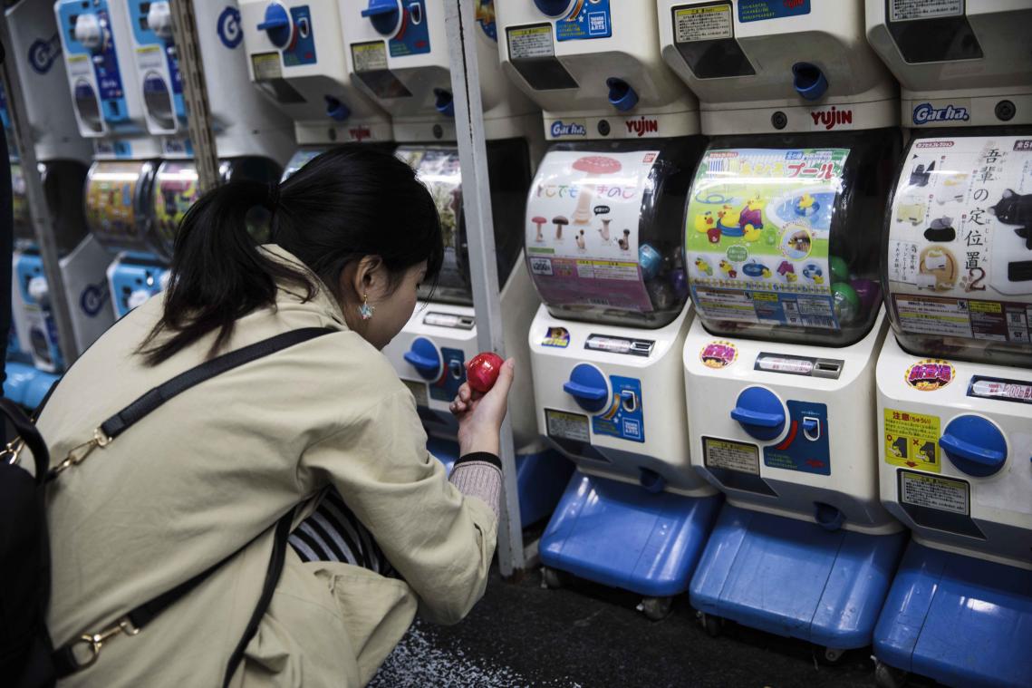 Au Japon, les distributeurs automatiques de mini-jouets redeviennent à la mode