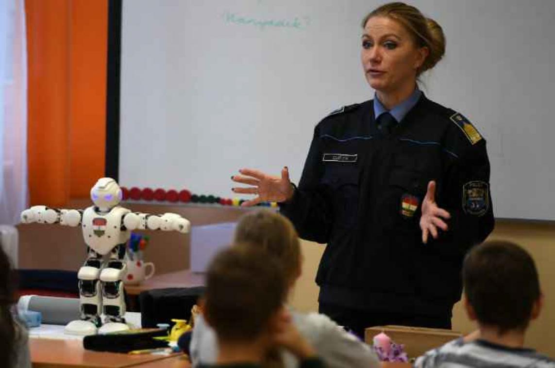 Des policiers hongrois sont aidés d'un collègue robot pour la sensibilisation