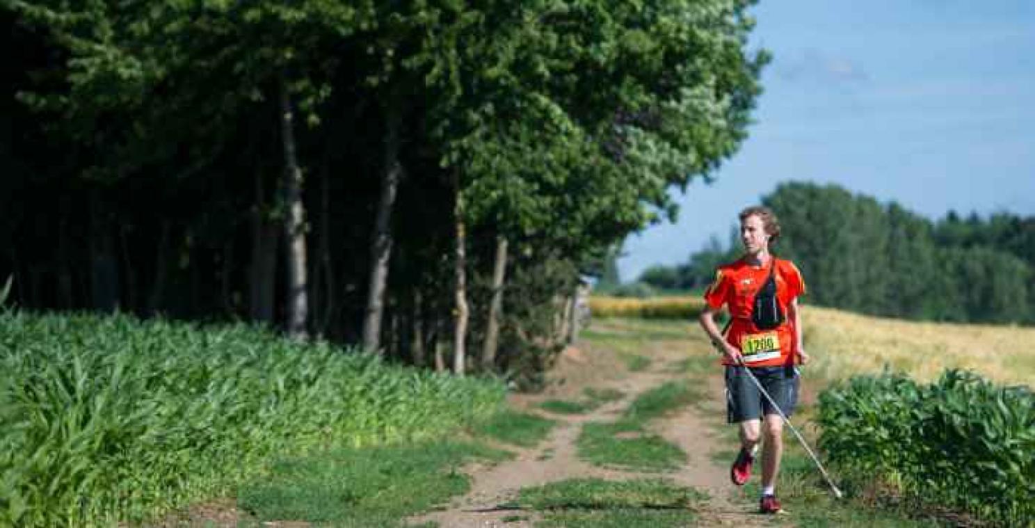 Seul avec sa canne blanche et un GPS, cet athlète malvoyant a terminé un trail de 26 km