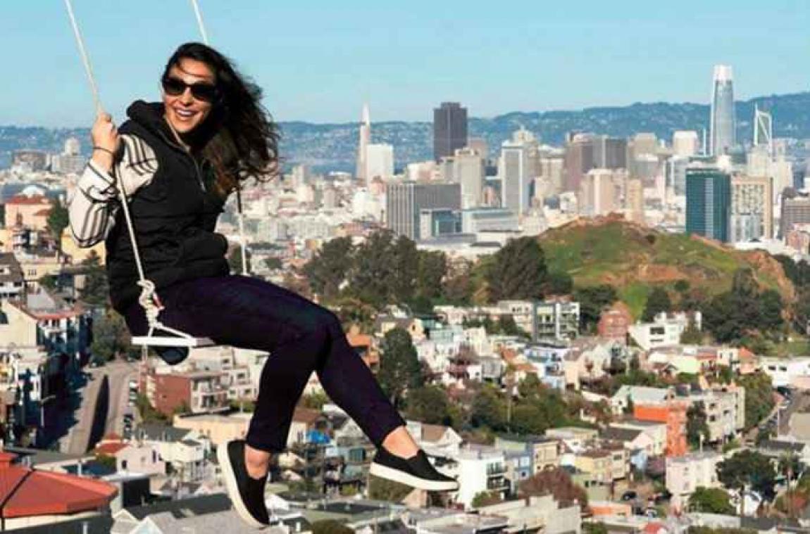 Un collectif d'artistes installe des balançoires à San Francisco