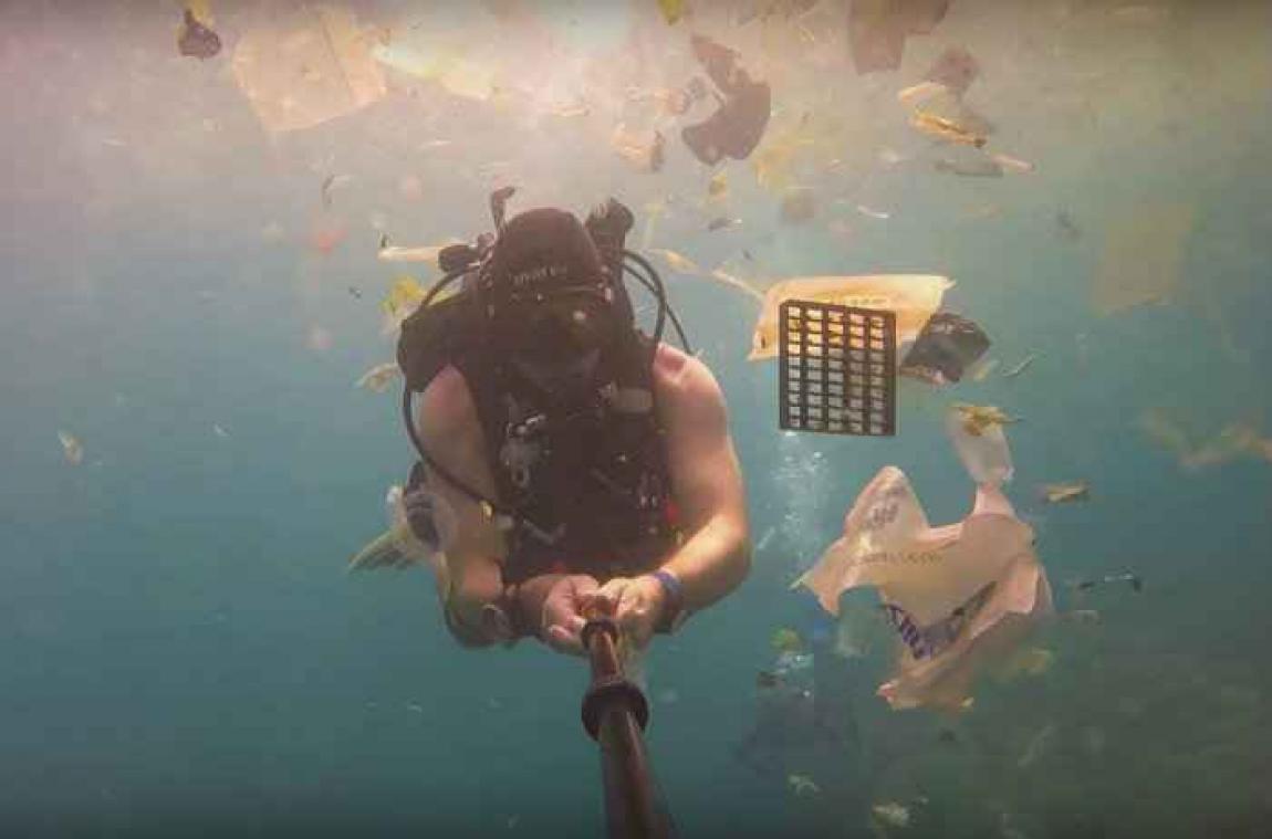 VIDEO. Un plongeur nage dans un océan rempli de plastique à Bali