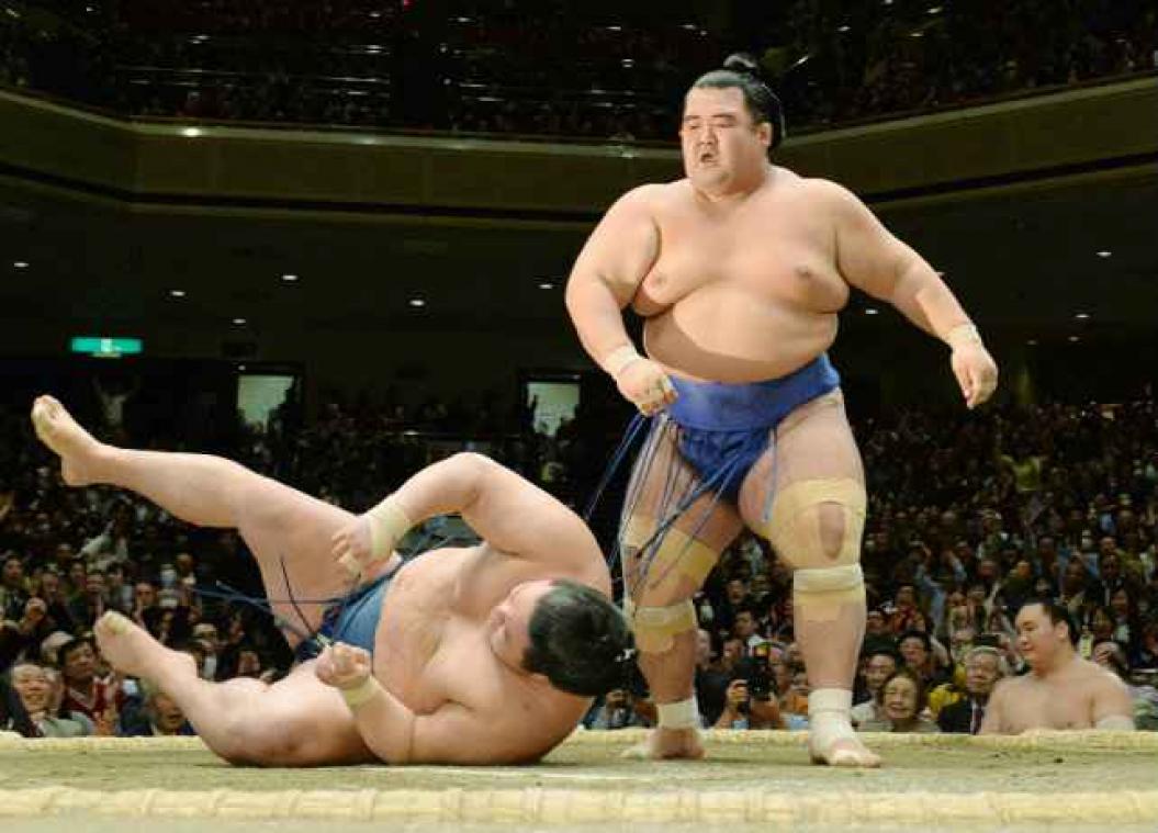 Jugées "impures", des femmes secouristes chassées d'un ring de sumo au Japon