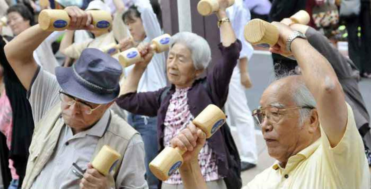 Le Japon envisage d'arrêter la tradition des cadeaux aux nouveaux centenaires, trop nombreux